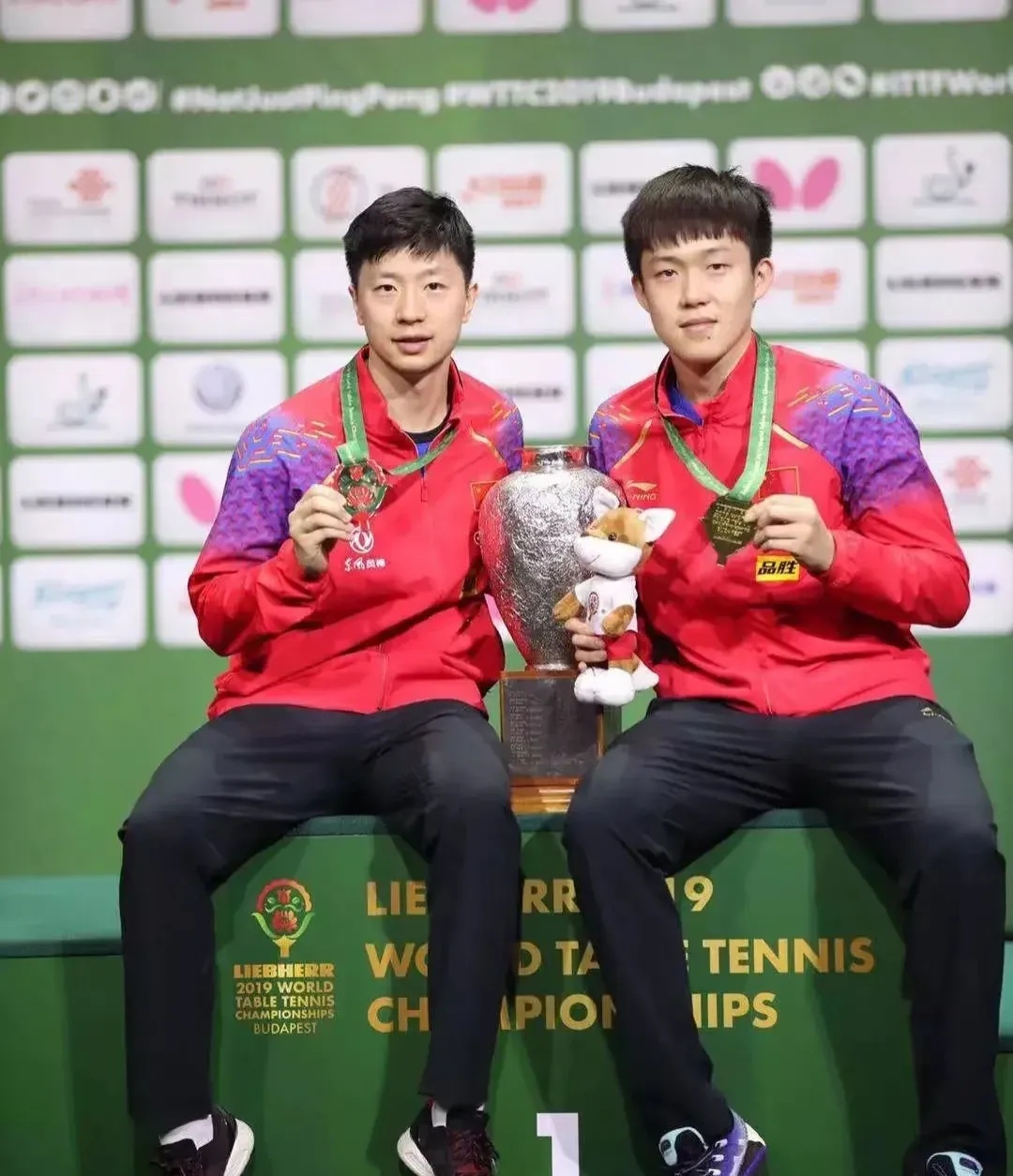 中国乒乓球队完胜英国乒乓球队，马龙送出助攻