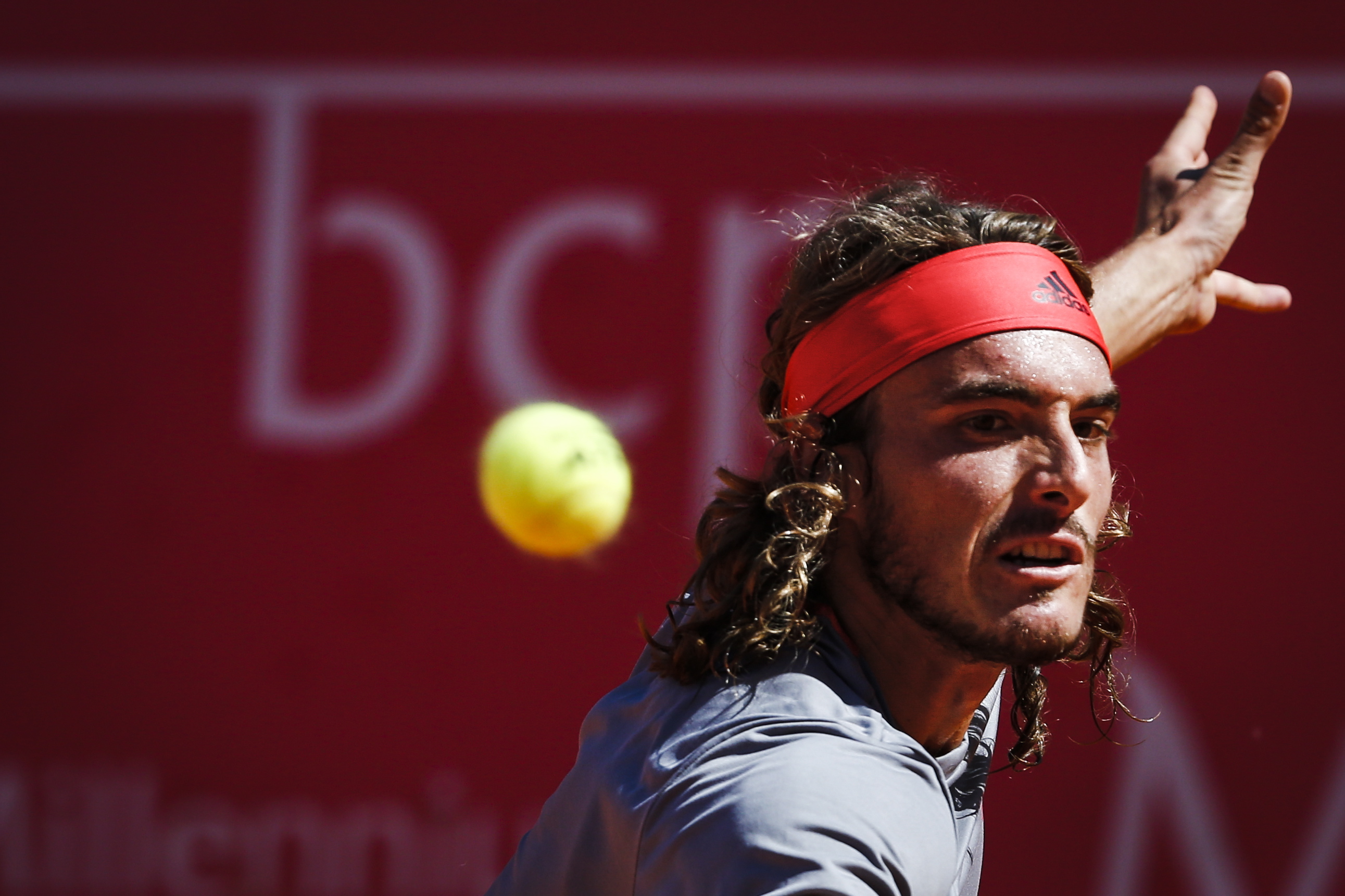 包含英国网球队险胜世界网球队，西西帕斯统治全场的词条