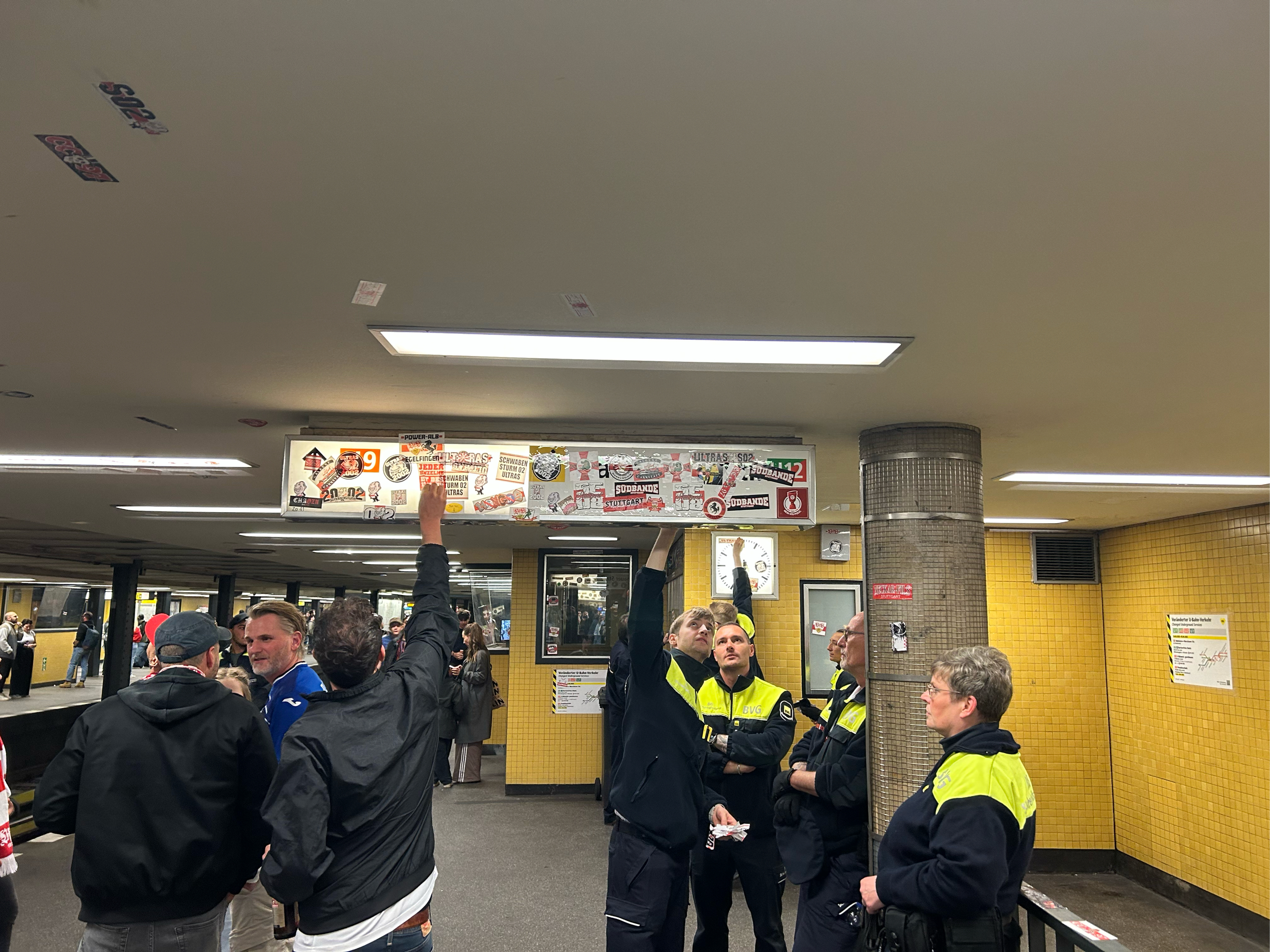 汉堡队在主场击败斯图加特，球迷欢呼雀跃的简单介绍