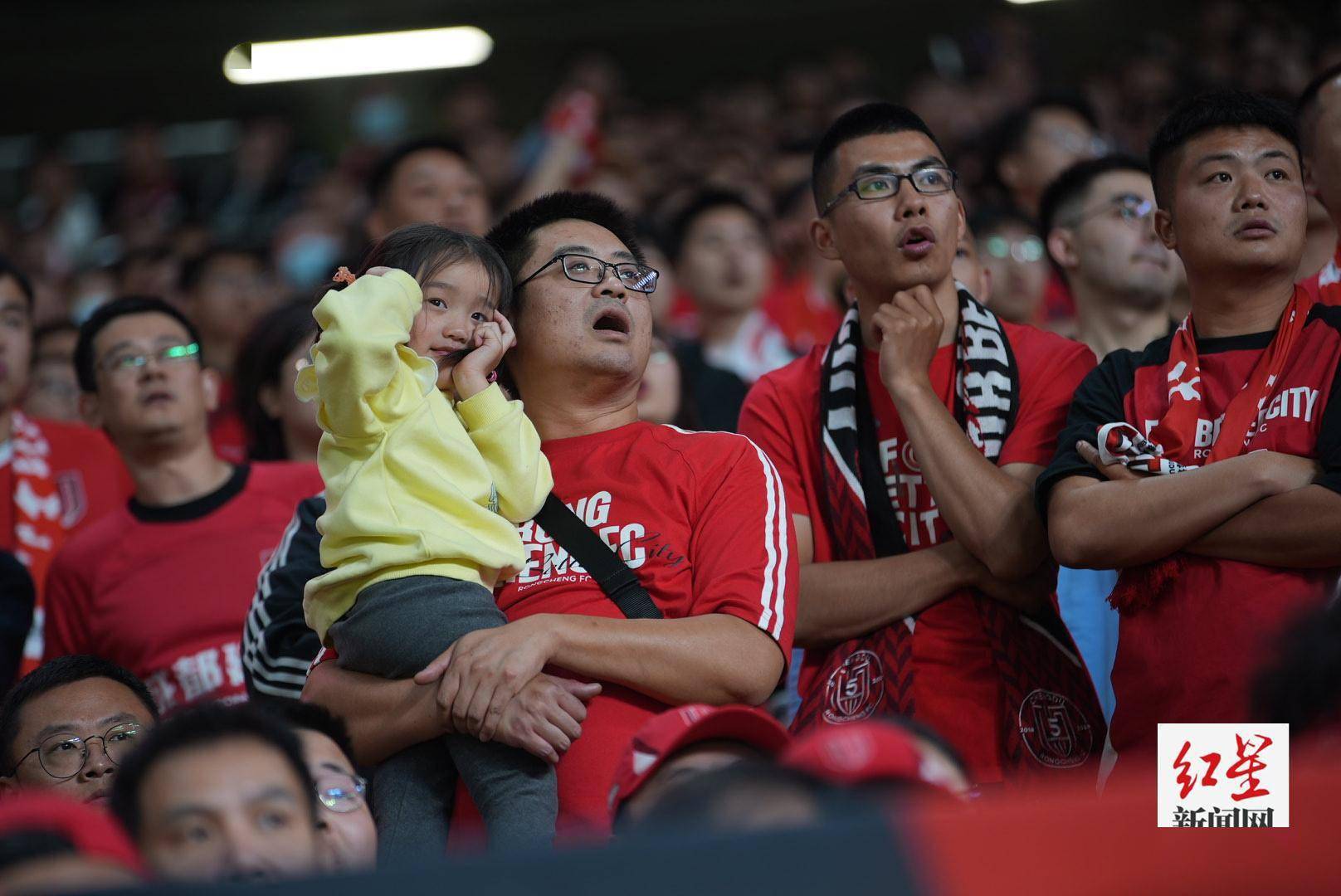 关于精彩比赛现场体验，球迷热情高涨的信息