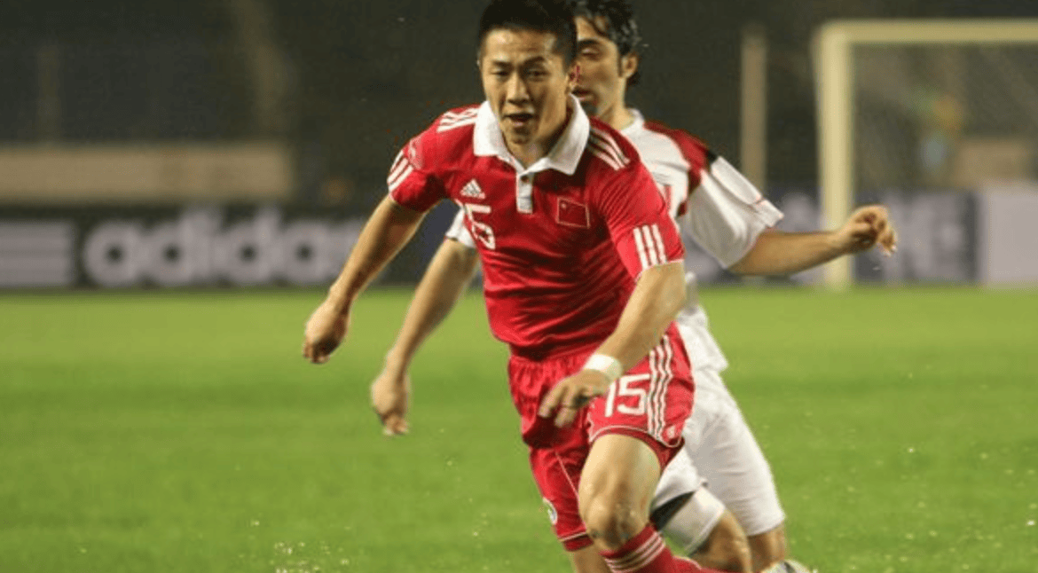 马赛前锋个人表现出色，多次攻入制胜球