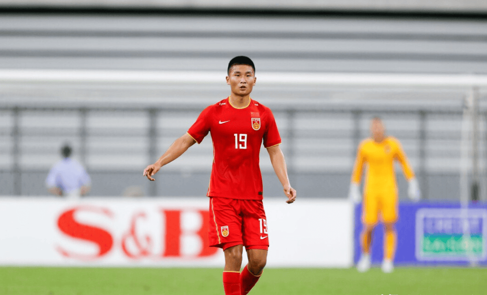 亚洲球员奋力向前，决战巅峰