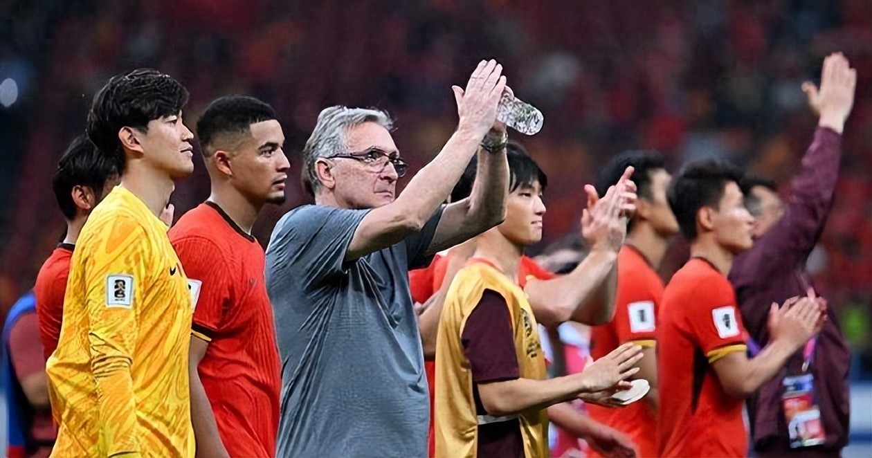 精彩足球表现引来球迷高呼声 精彩足球表现引来球迷高呼声