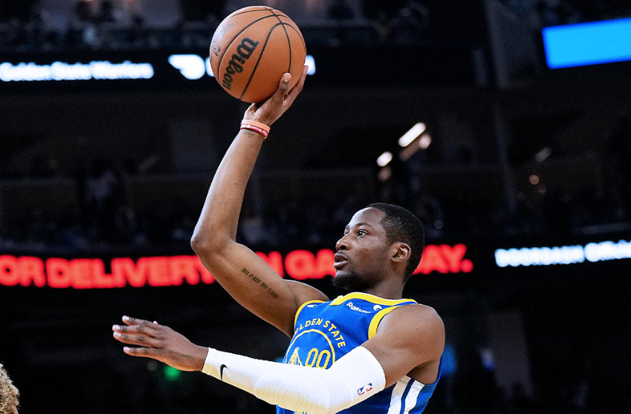 关于马刺翻盘尼克斯，克莱三分雨点燃全场的信息