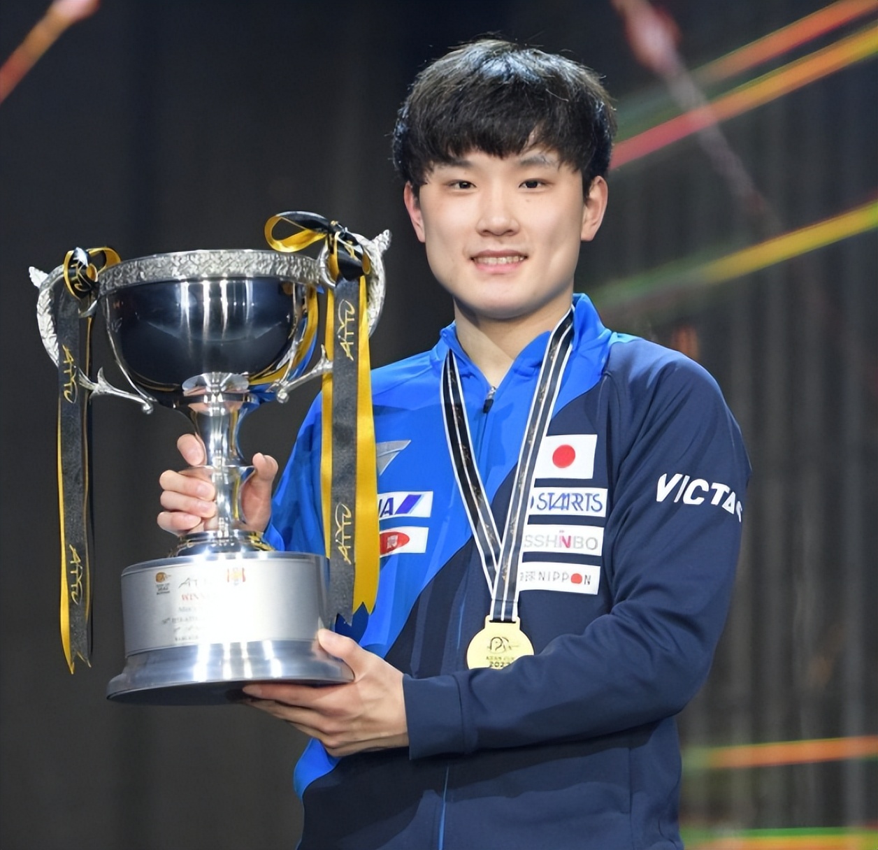 波兰乒乓球队完胜中国乒乓球队，张本智和高光表现的简单介绍