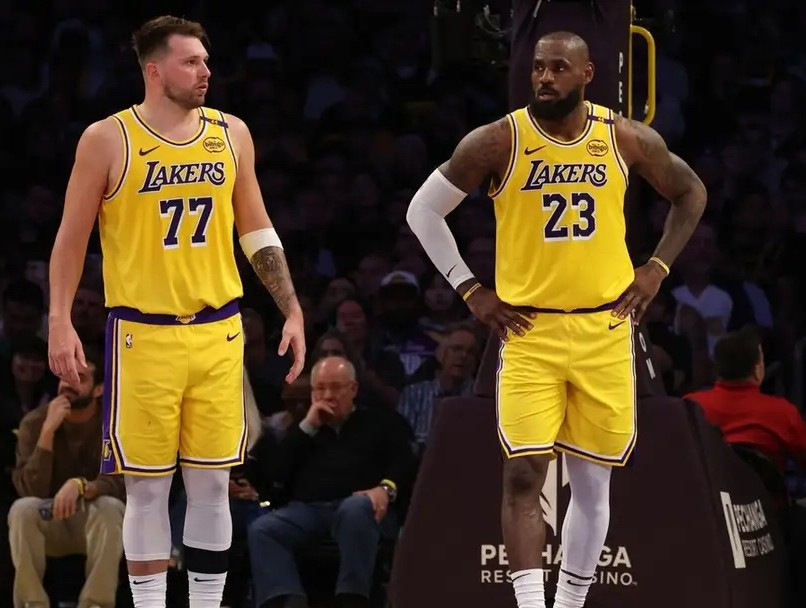 马刺队豪取胜利，稳固西部排名的简单介绍