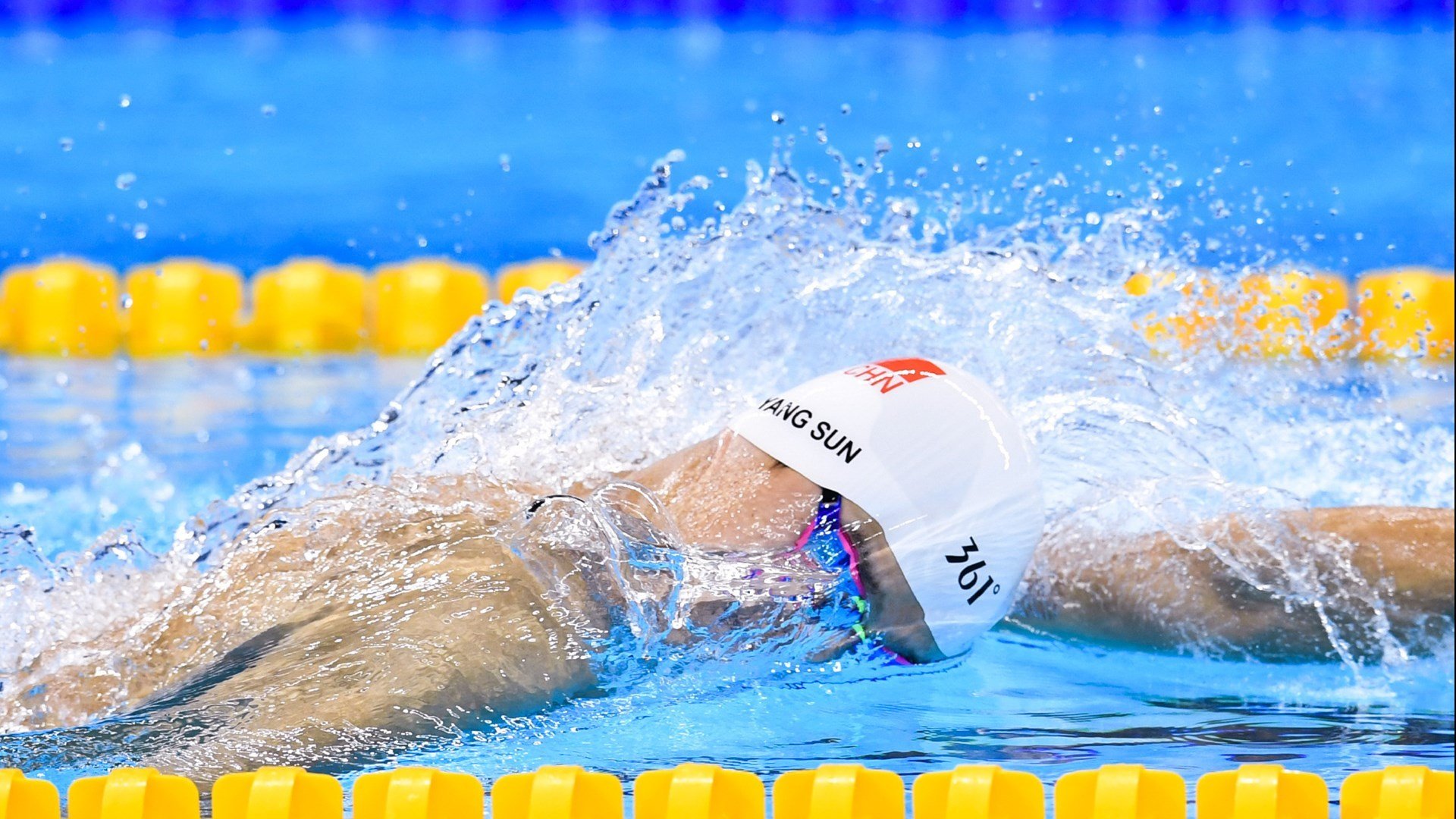 东契奇关键回合不手软，勇士险胜北京队展现国际篮球新格局