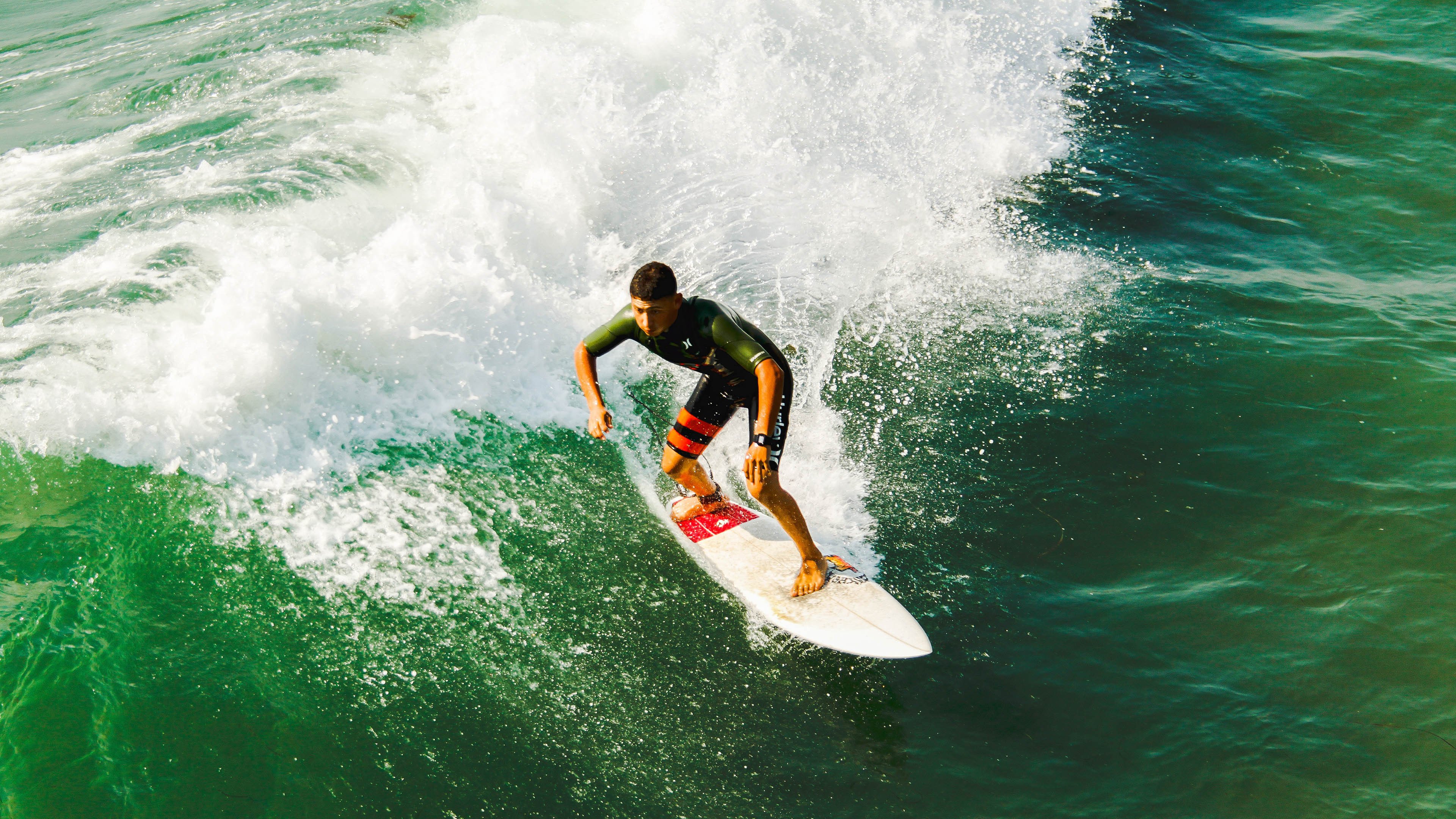 布克末节狂飙定乾坤，黄蜂主场力克上海队取关键胜利